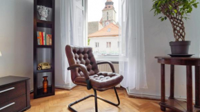 Ultracentral Vintage Apartment Black Church view steps away from Piata Sfatului